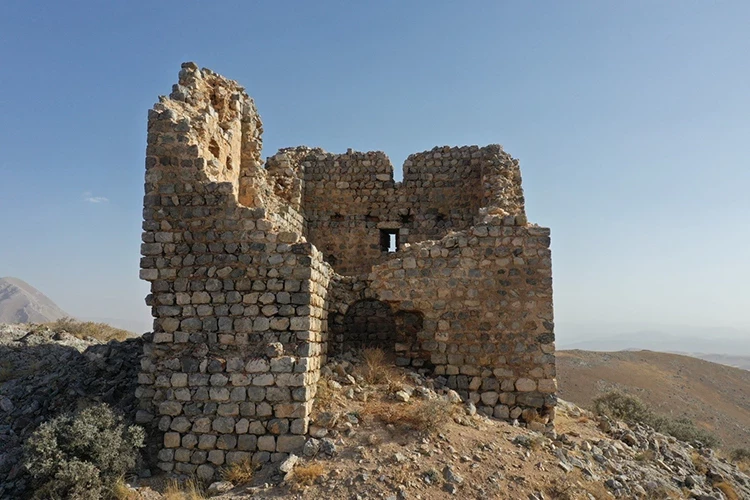 Zamanin İzleri̇ni̇ Taşiyan Yapilar Kiz Kalesi̇ Ve Çarşi Cami̇i̇