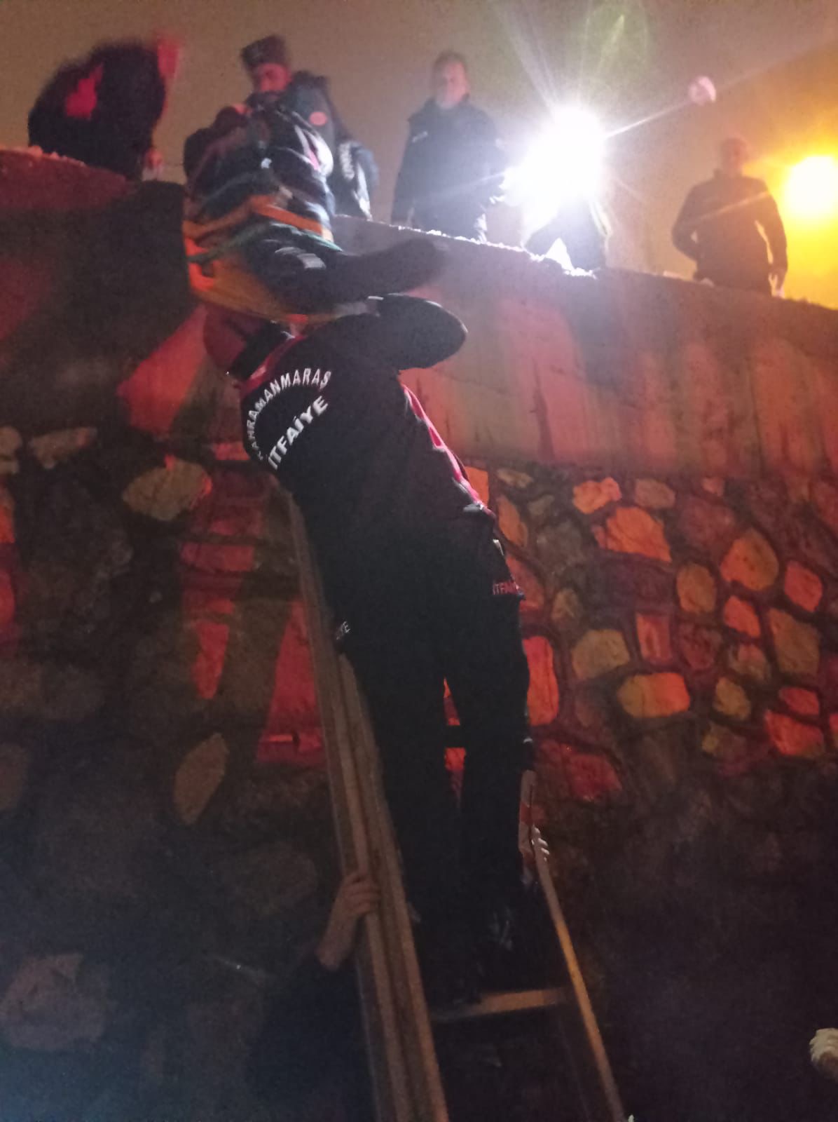 Kahramanmaraş’ta araç köprülü kavşaktan düştü: 3’ü ağır, 6 yaralı-3