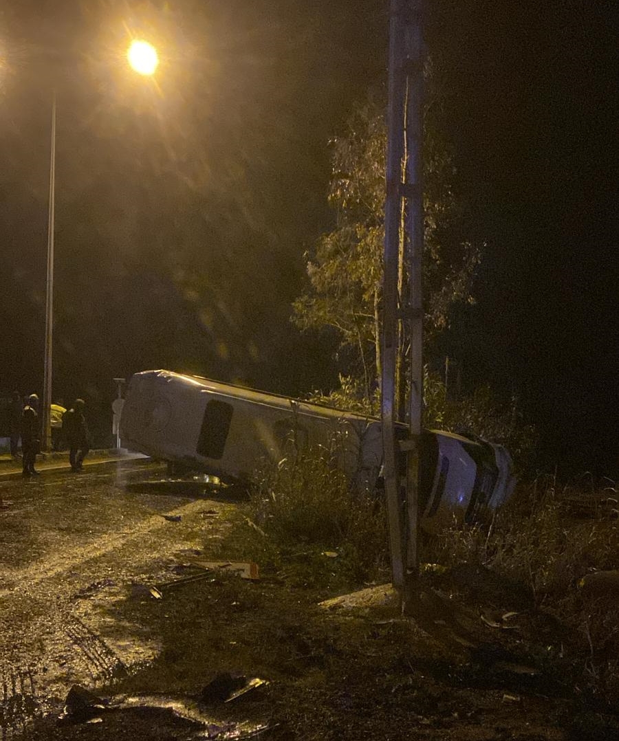 Adana’da Işçi Servisi Devrildi 13 Kişi Yaralandı