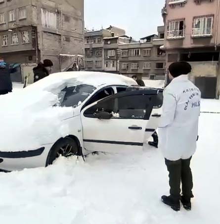 Alacak meselesi nedeniyle arkadaşı tarafından otomobilde tabancayla öldürüldü
