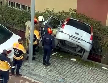 Avcılar Gümüşpala Mahallesi’nde Yaşlı Bir Sürücü Fren Yerine Gaza Basınca Otomobil Bina Boşluğuna Düştü. Kazada Sürücü Hafif Yaralandı, Olayla Ilgili Inceleme Sürüyor1