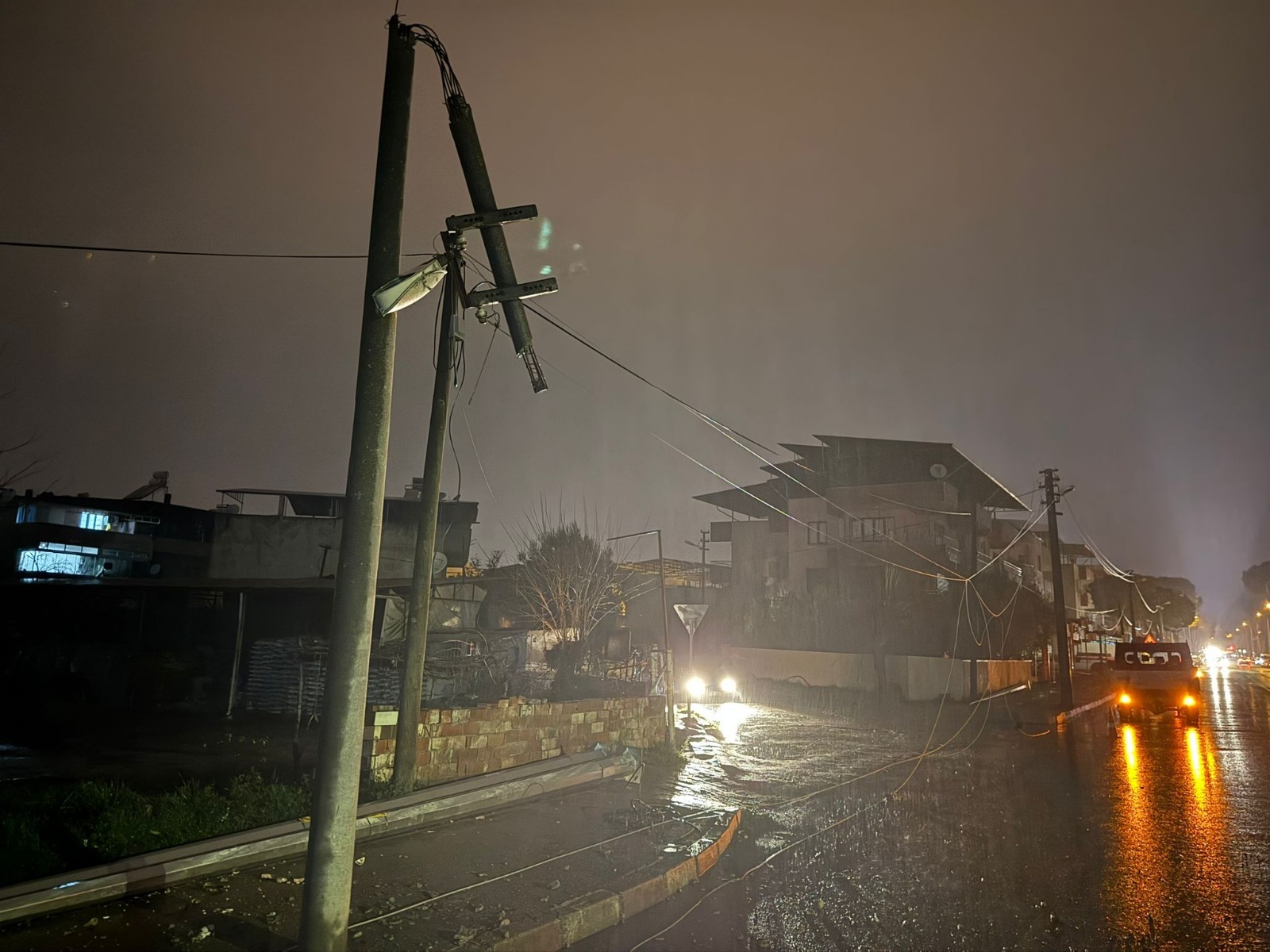 Aydın Nazilli’de Fırtına Ağaç Devirdi, Elektrik Telleri Koptu1