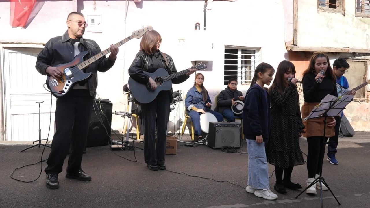 Barış Manço 27’Nci Ölüm Yıldönümünde Şarkılarla Anıldı (4)