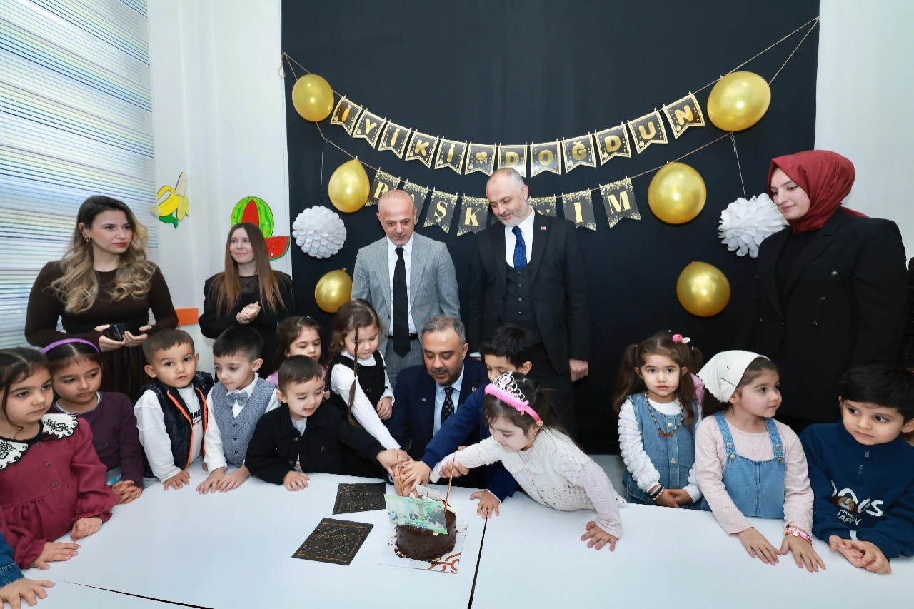Başkan Toptaş’a Karne Gününde Miniklerden Doğum Günü Sürprizi! (2)
