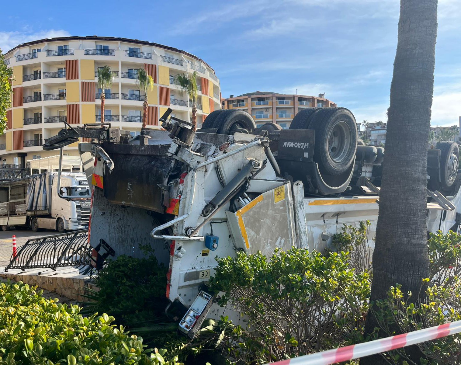 D 400’De Feci Kaza Çöp Kamyonu Devrildi, 3 Belediye Işçisi Yaralı (4)