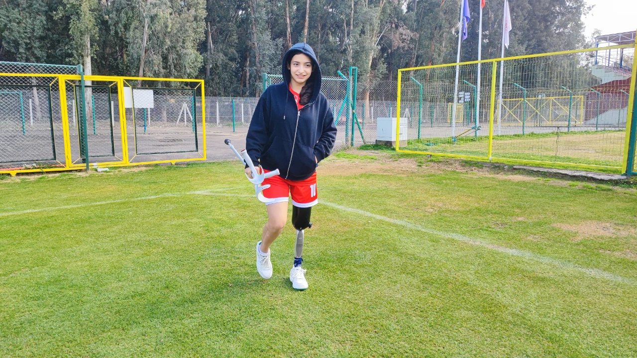 Depremde Bacağını Kaybeden Tuğba, Protez Bacağıyla Futbola Tutundu (10)