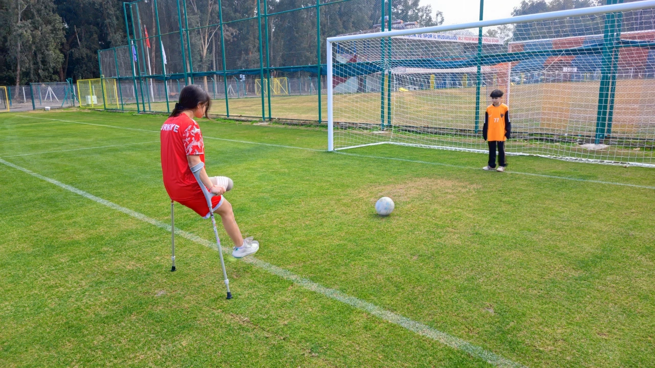 Depremde Bacağını Kaybeden Tuğba, Protez Bacağıyla Futbola Tutundu (3)