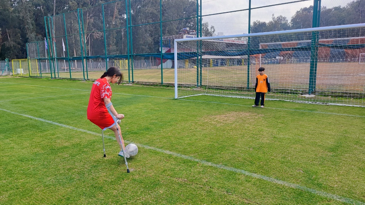 Depremde Bacağını Kaybeden Tuğba, Protez Bacağıyla Futbola Tutundu (8)
