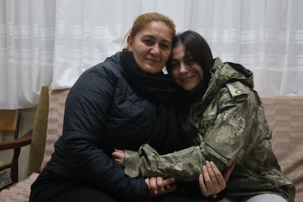 Depremzede Genç Kız, Kendisine Mont Veren Askere Ulaşmak Istiyor (2)