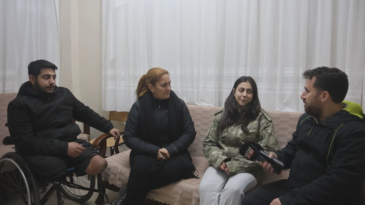 Depremzede Genç Kız, Kendisine Mont Veren Askere Ulaşmak Istiyor (5)