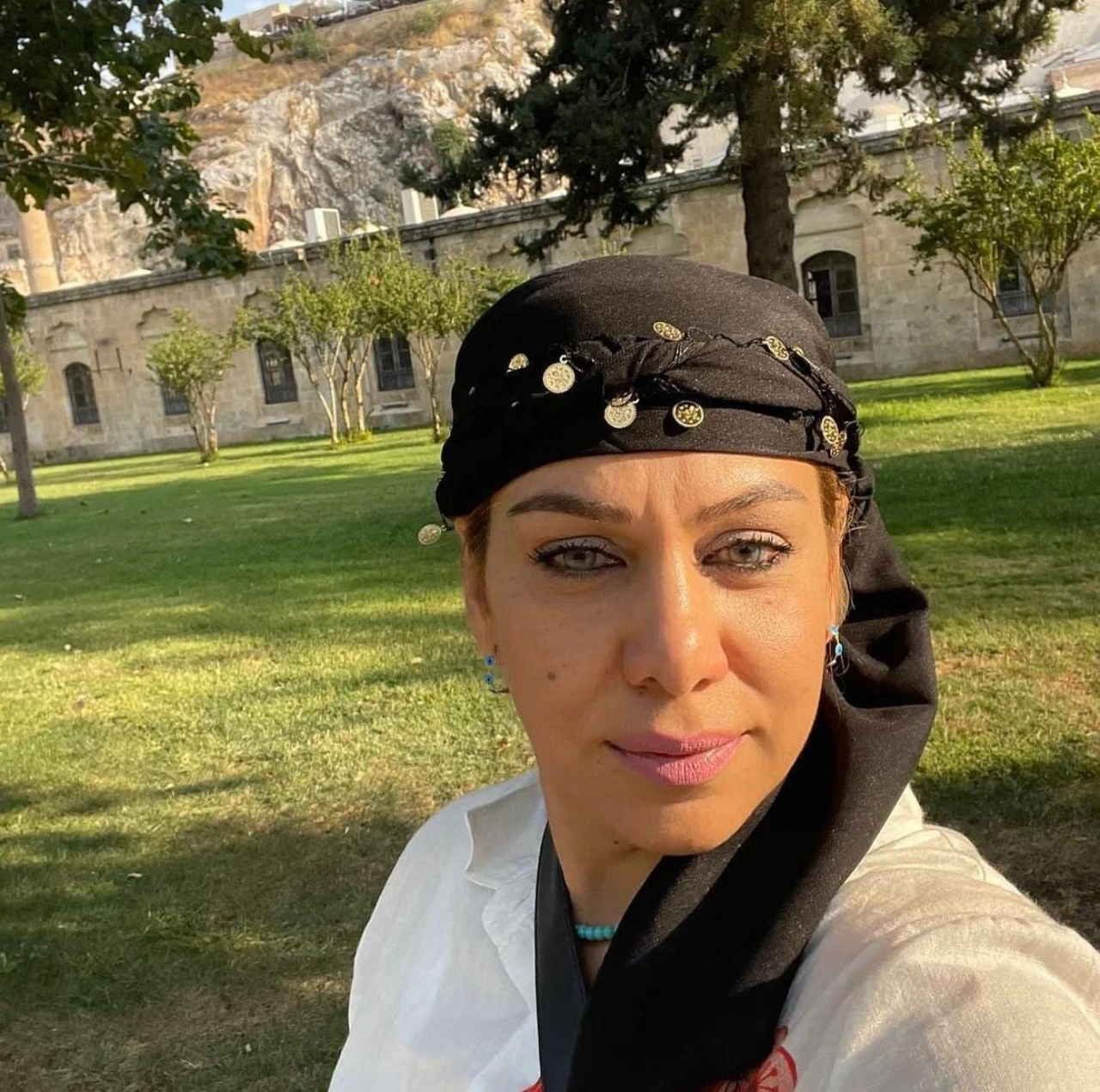 Depremzede Genç Kız, Kendisine Mont Veren Askere Ulaşmak Istiyor (6)