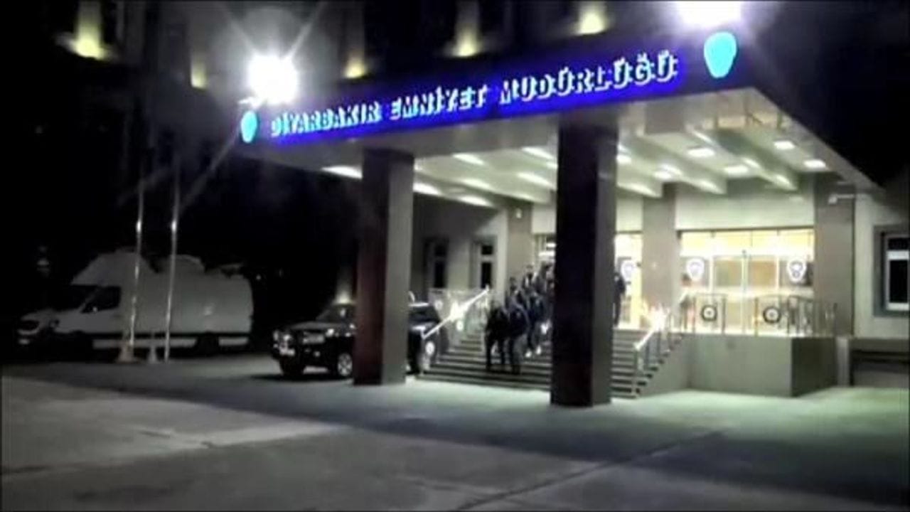 Diyarbakır’da Emniyet Müdürlüğü Önünde Patlayıcı Atıldı Valilikten Açıklama1