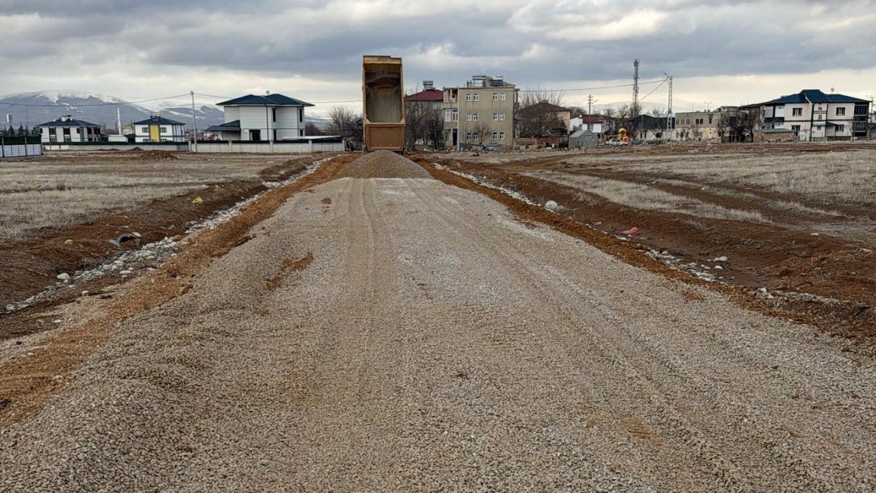 Elbistan’da Çamur Tepkisi Sonuç Verdi Belediye Yol Sorununa Müdahale Etti (2)