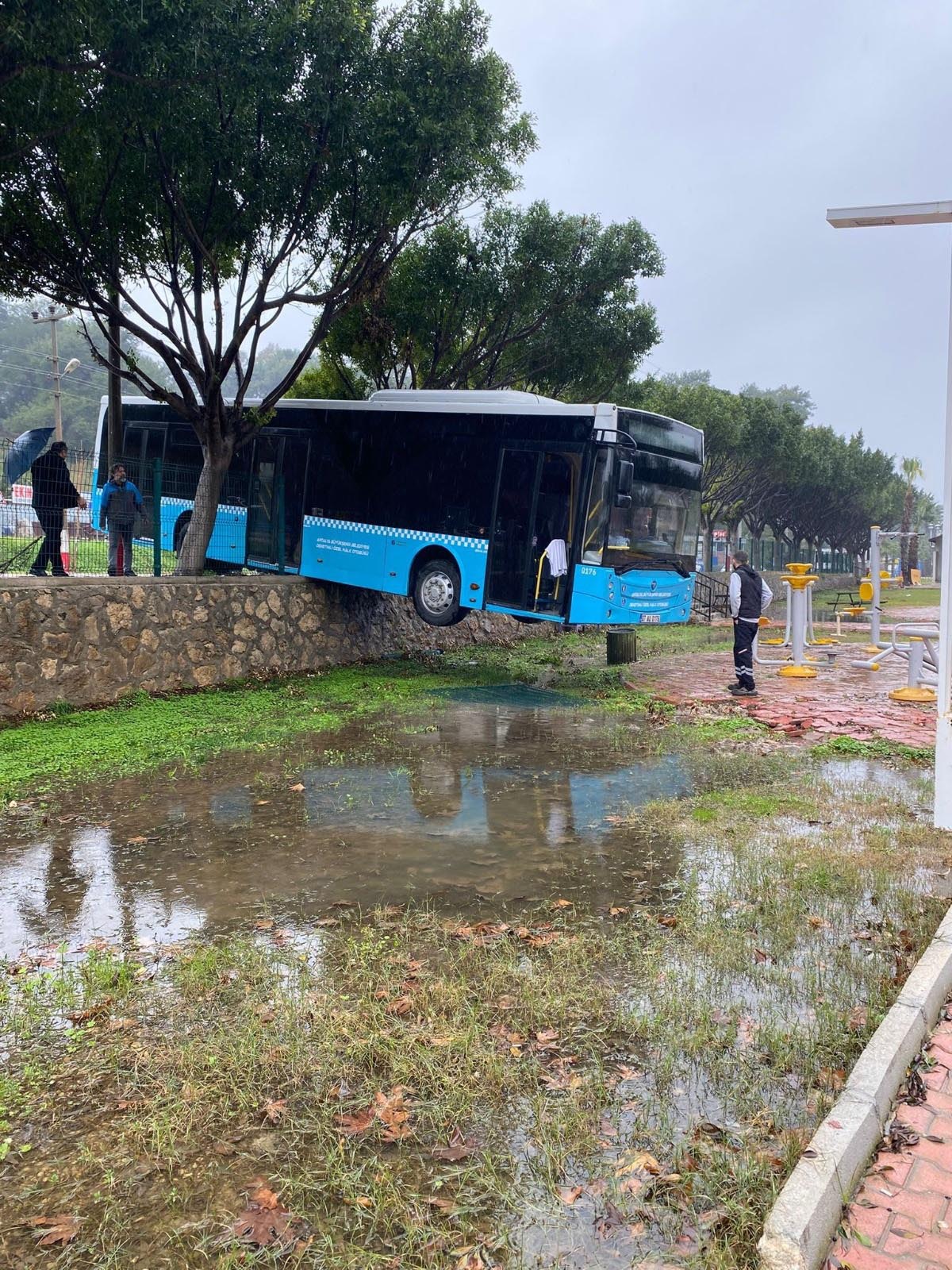 Freni Boşalan Halk Otobüsü Park Duvarında Asılı Kaldı (2)