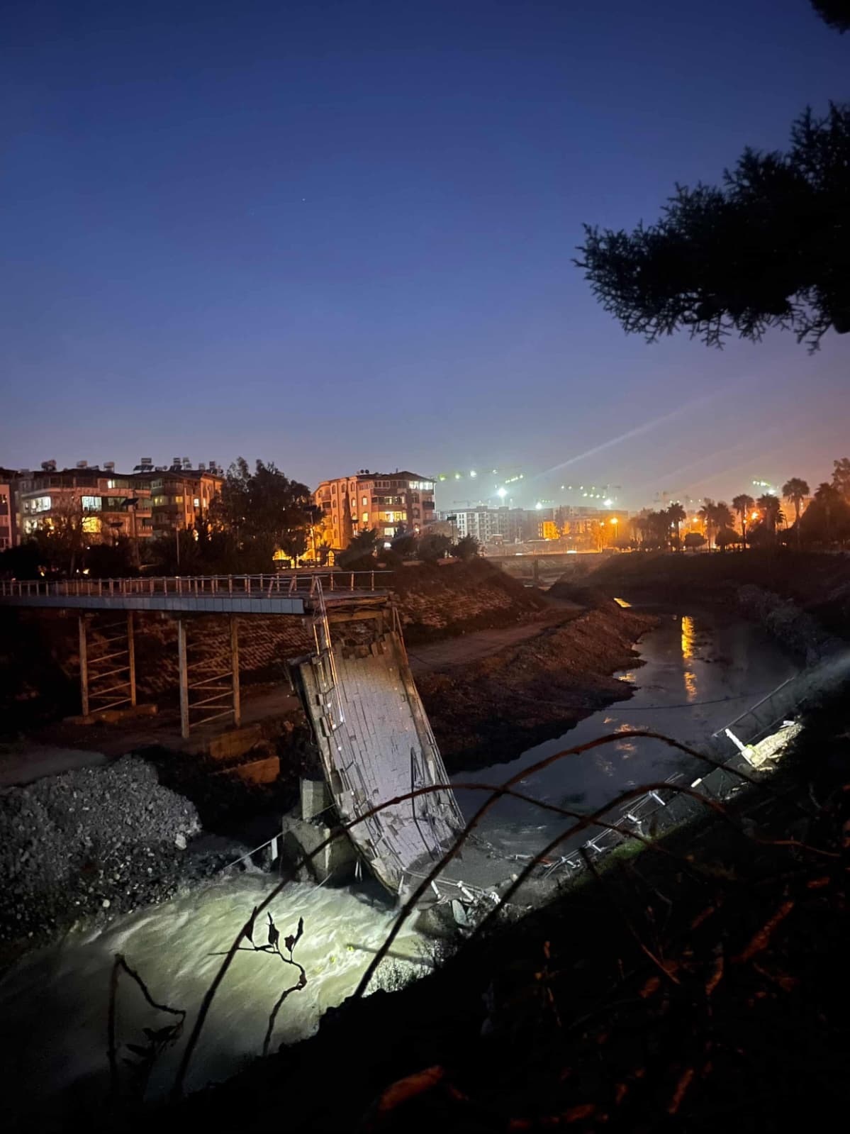 Hatay Defne’de Park Köprüsünün Bir Bölümü Çöktü, Ekipler Olay Yerinde