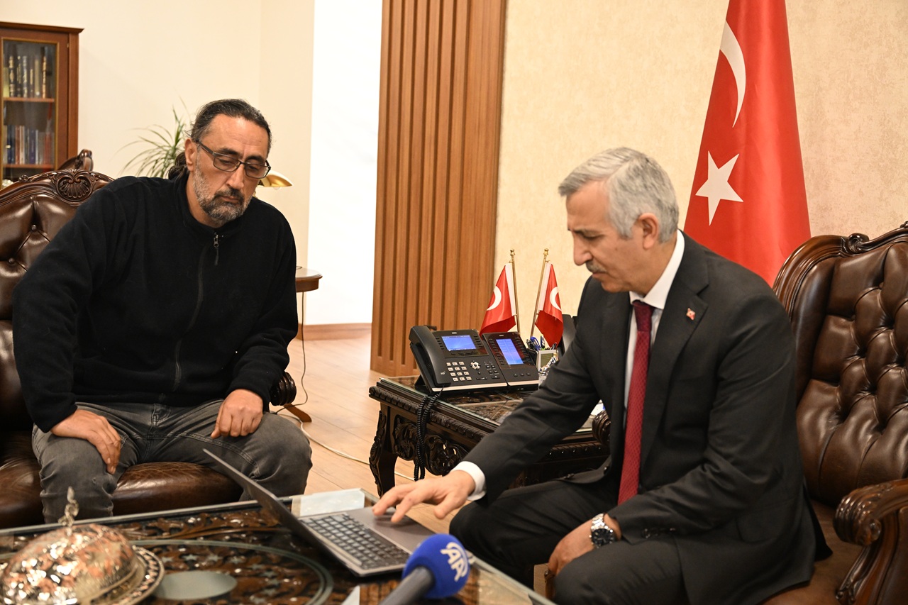 Kahramanmaraş Valisi Ünlüer Aa’nın 2025’E Damga Vuran Kareleri İçin Oy Kullandı (2)