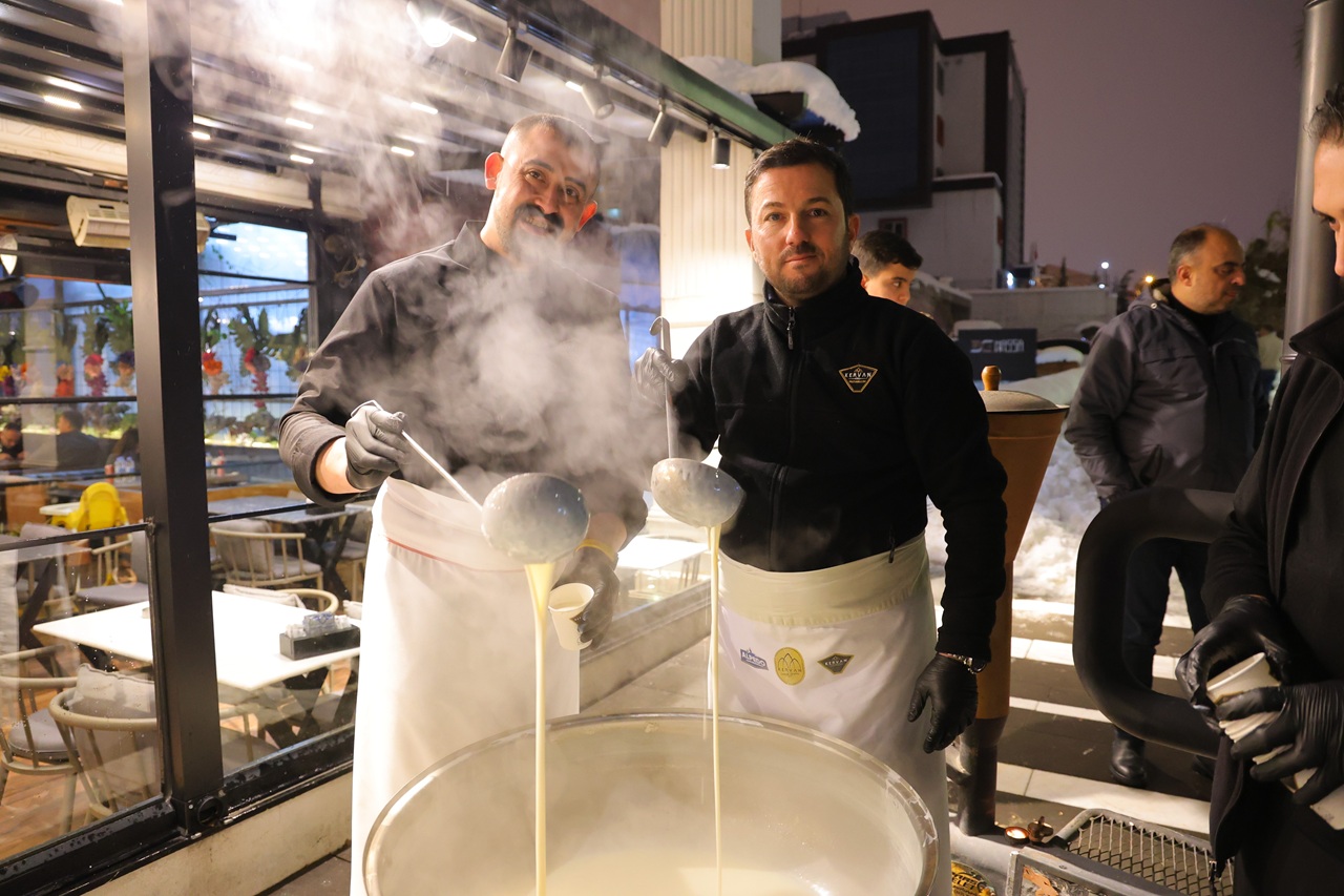 Kahramanmaraş’ta 1 Ton Sıcak Salep Ücretsiz Dağıtıldı (1)-1