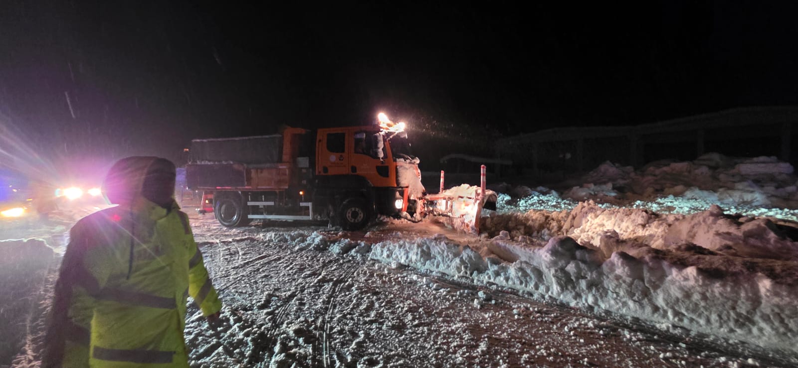 Kahramanmaraş’ta 3 Ahırın Çatısı Çöktü, 65 Büyükbaş Hayvan Telef Oldu (1)