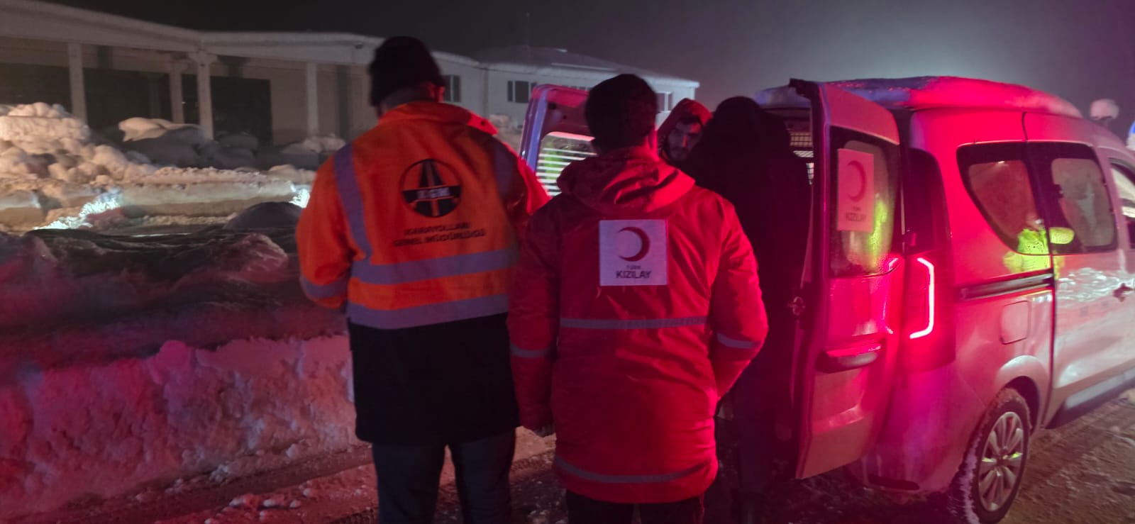 Kahramanmaraş’ta 3 Ahırın Çatısı Çöktü, 65 Büyükbaş Hayvan Telef Oldu (2)