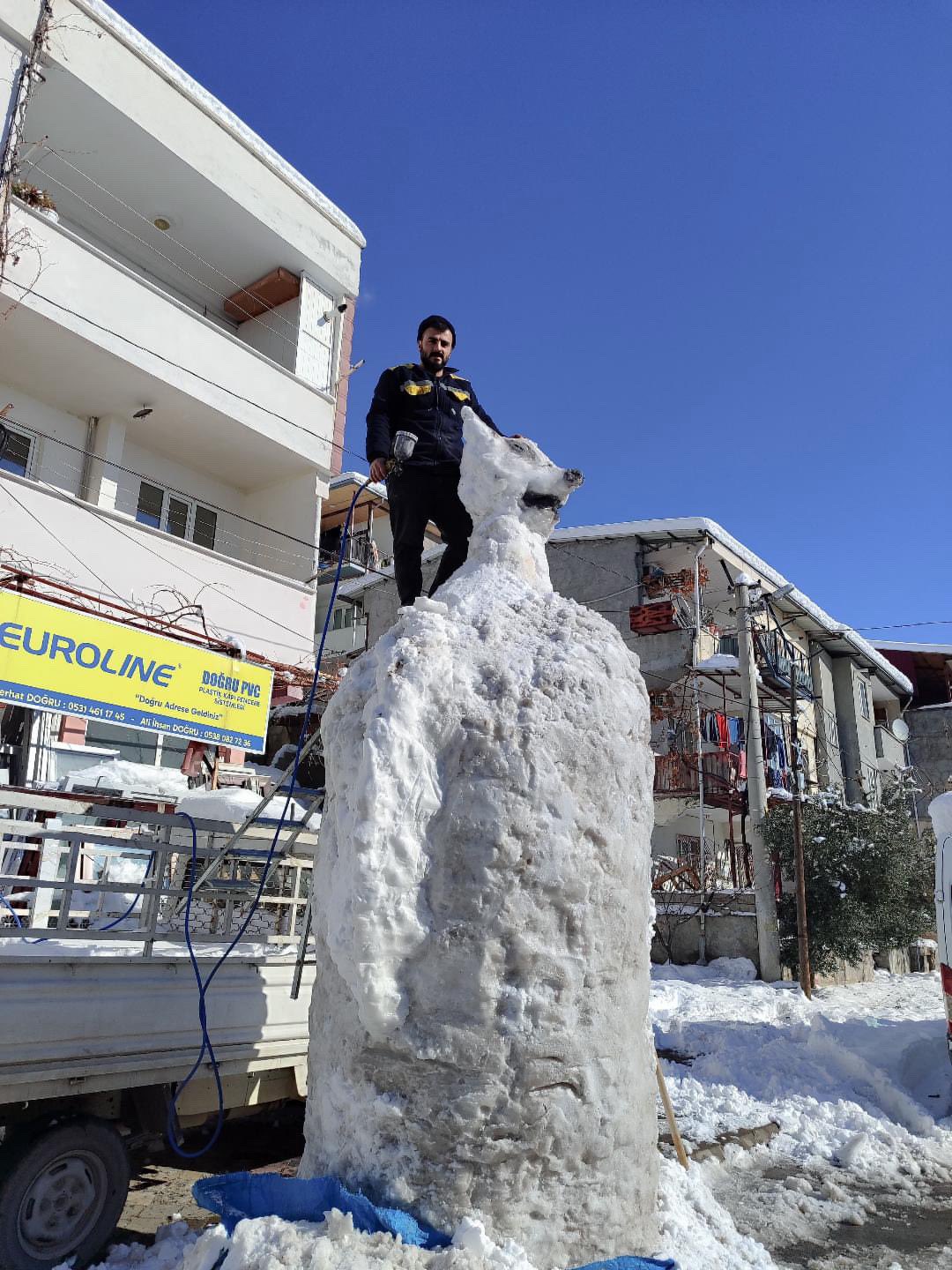Kahramanmaraş’ta 4 Metrelik Dev Kardan Kedi Görenleri Şaşırttı (2)