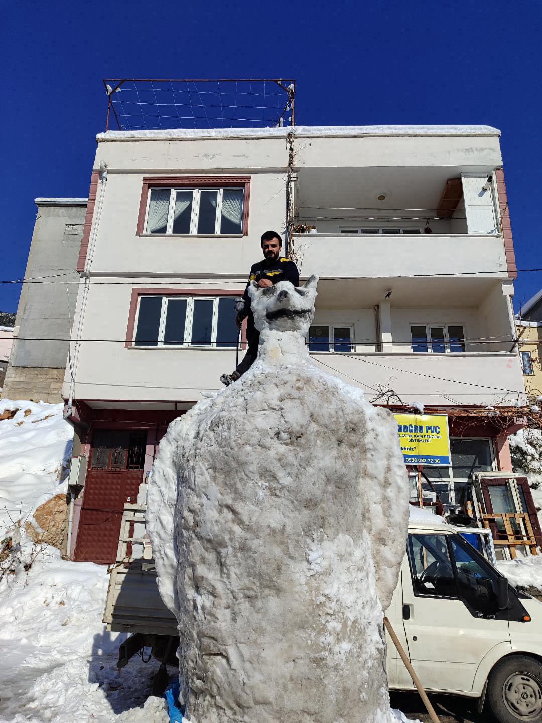 Kahramanmaraş’ta 4 Metrelik Dev Kardan Kedi Görenleri Şaşırttı (3)