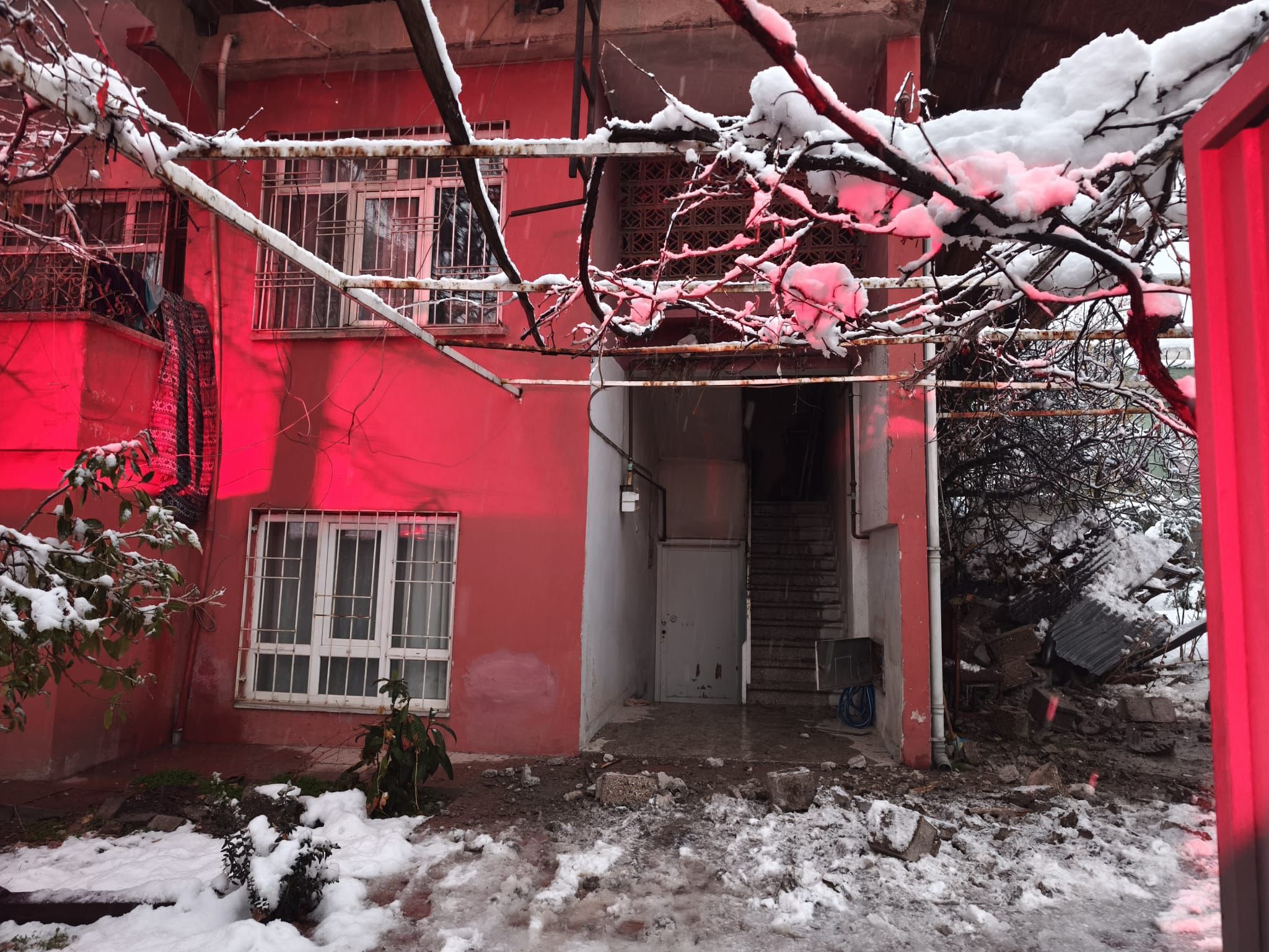 Kahramanmaraş’ta Çatı Çöktü, Itfaiye Vatandaşları Tahliye Etti