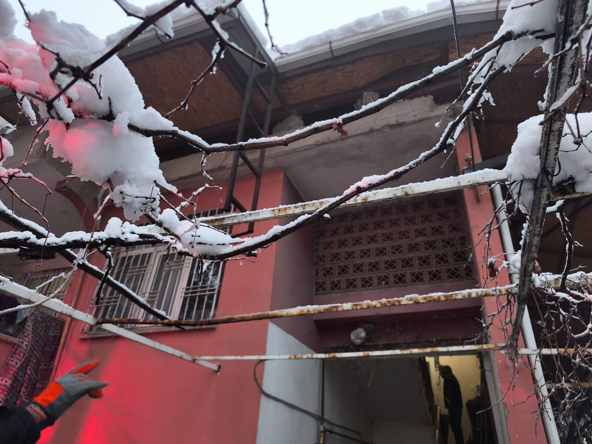 Kahramanmaraş’ta Çatı Çöktü, Itfaiye Vatandaşları Tahliye Etti1