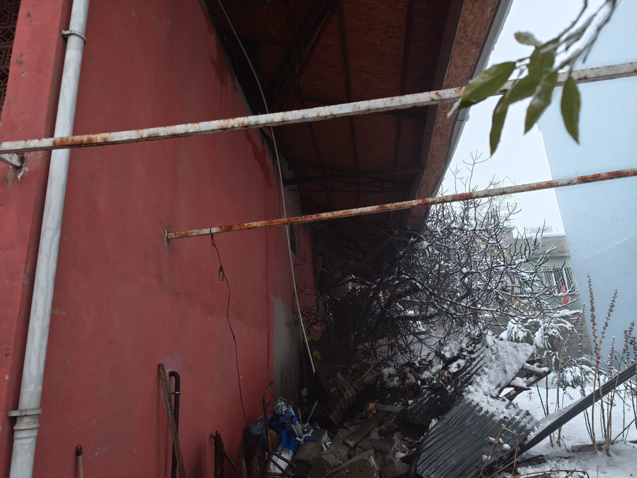 Kahramanmaraş’ta Çatı Çöktü, Itfaiye Vatandaşları Tahliye Etti4