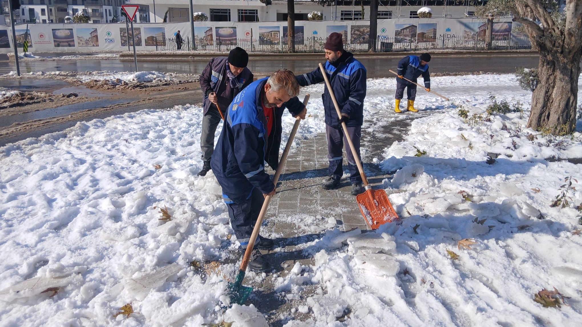 Kahramanmaraş’ta Kaldırımlar Ve Yollar Titizlikle Temizleniyor (3)