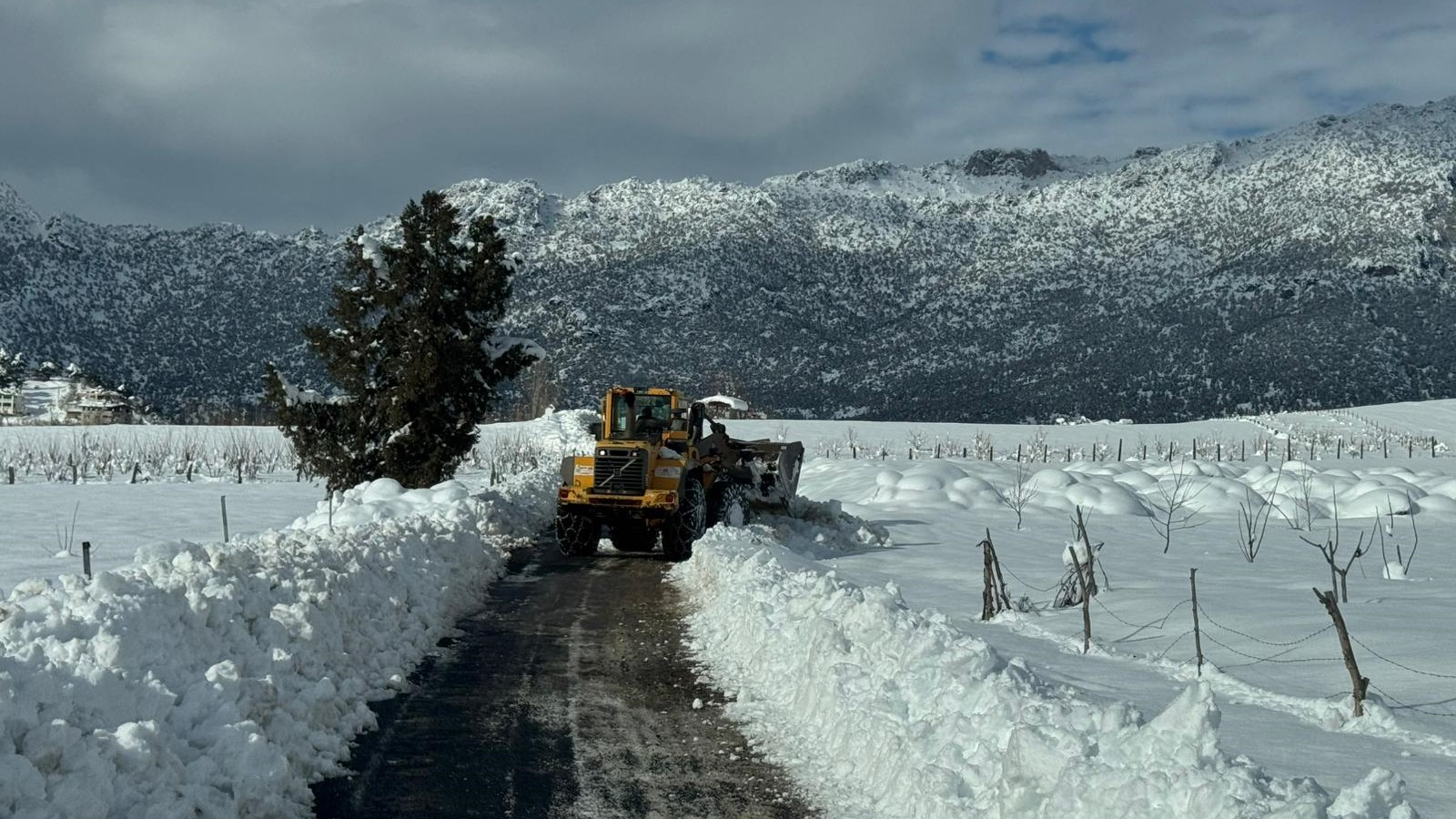 Kahramanmaraş’ta Kapanan Köy Yollarında Karla Mücadele Devam Ediyor (1)