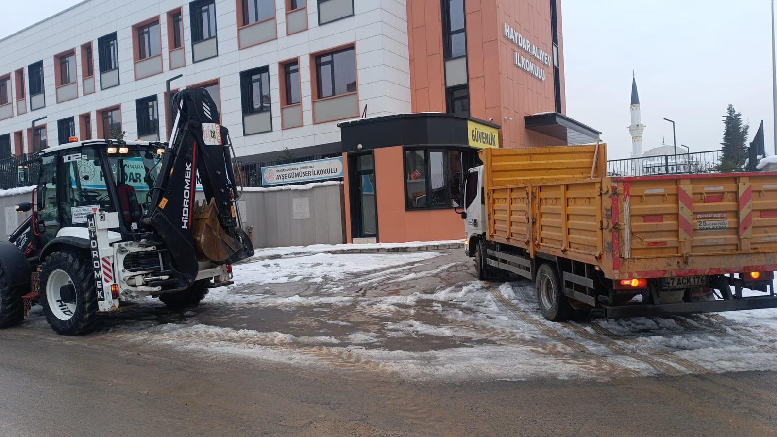 Kahramanmaraş'ta Kar Yağışı Sonrası Okul Çevrelerinde Temizlik Başladı