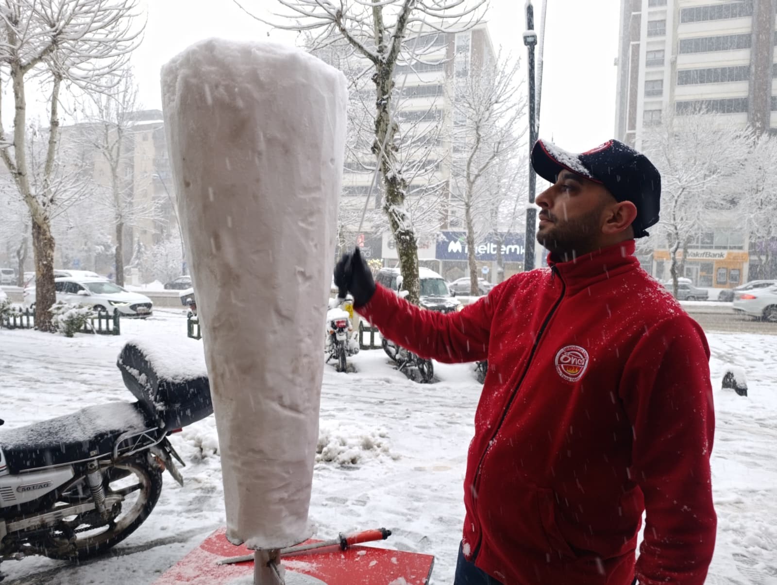 Kahramanmaraş’ta Karla Hazırlanan Tatlı Sofraları Süsledi (2)