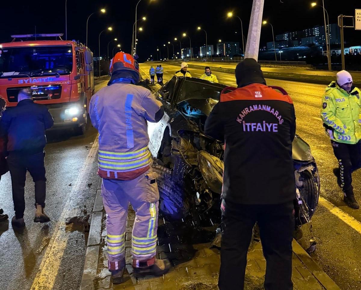 Kahramanmaraş’ta Otomobil Aydınlatma Direğine Çarptı (2)
