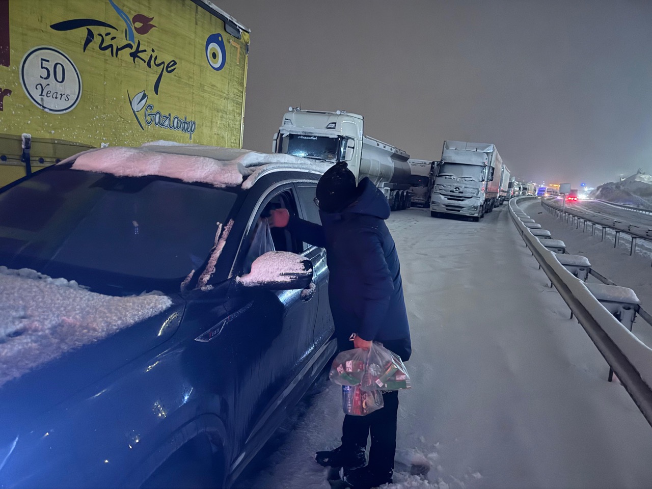 Kahramanmaraş’ta Şahbaz Derneği Yolda Kalanlara Yardım Ettibüyük Kahramanmaraş’ta Şahbaz Derneği Yolda Kalanlara Yardım Etti3