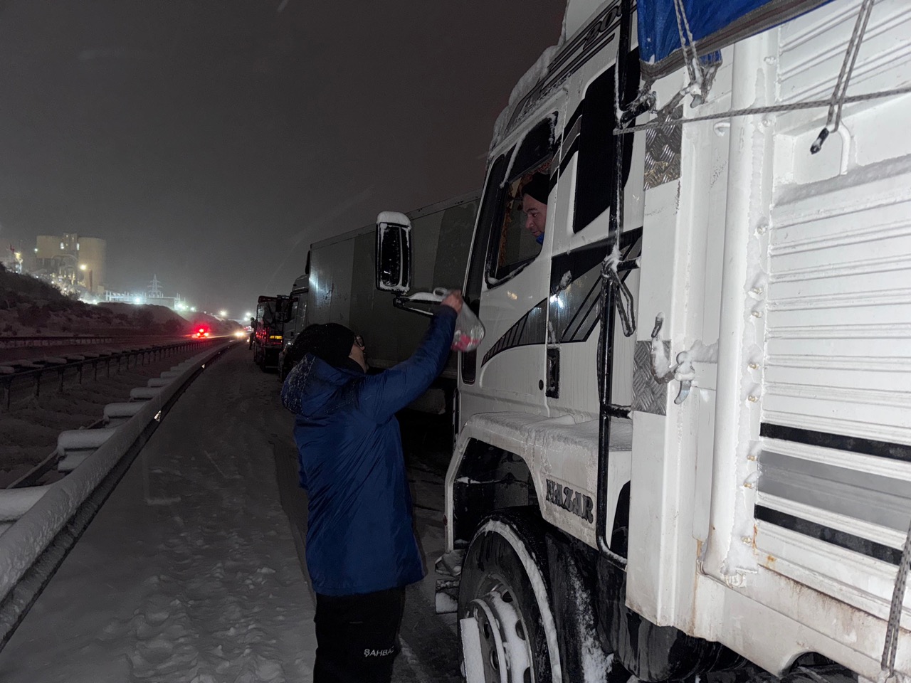 Kahramanmaraş’ta Şahbaz Derneği Yolda Kalanlara Yardım Ettibüyük Kahramanmaraş’ta Şahbaz Derneği Yolda Kalanlara Yardım Etti4
