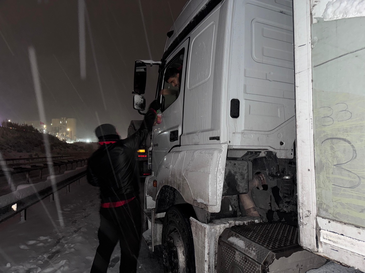 Kahramanmaraş’ta Şahbaz Derneği Yolda Kalanlara Yardım Ettibüyük Kahramanmaraş’ta Şahbaz Derneği Yolda Kalanlara Yardım Etti5