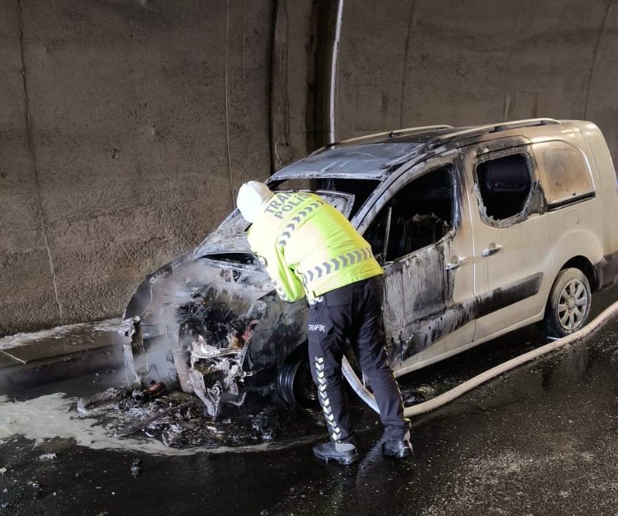 Kahramanmaraş’ta Seyir Halindeki Araç Alev Aldı (2)