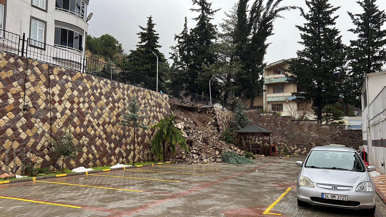 Kahramanmaraş’ta Şiddetli Yağış Sonrası İstinat Duvarı Çöktü (2)