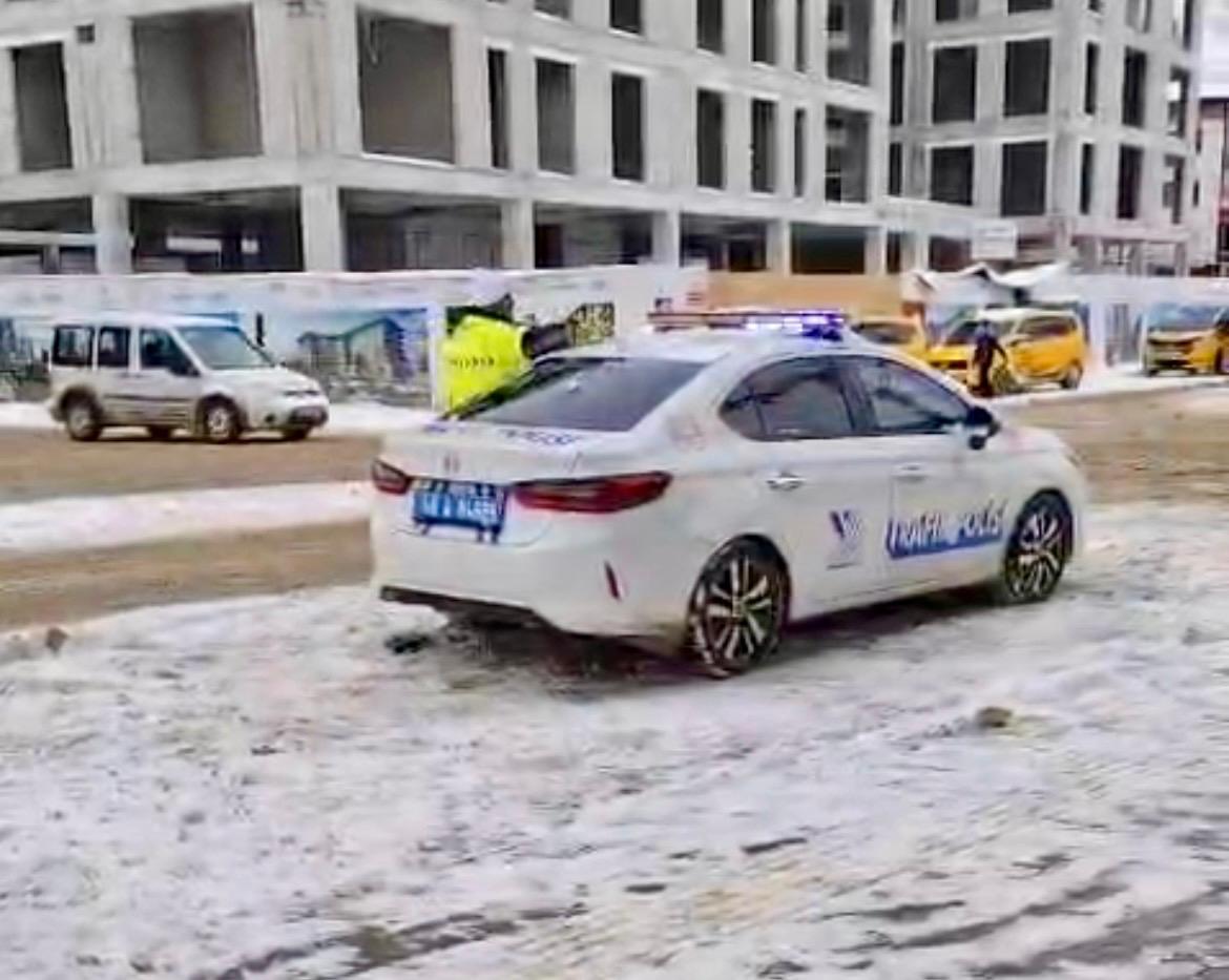 Kahramanmaraş’ta Tepki Çeken Görüntü! Elbistan’da Çocuklar Sepetli Araçla Taşındı