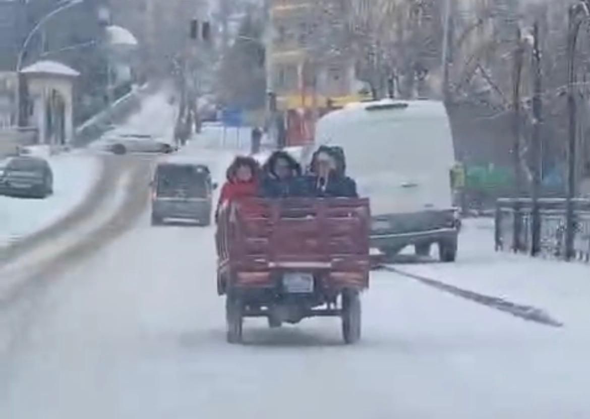 Kahramanmaraş’ta Tepki Çeken Görüntü! Elbistan’da Çocuklar Sepetli Araçla Taşındı1
