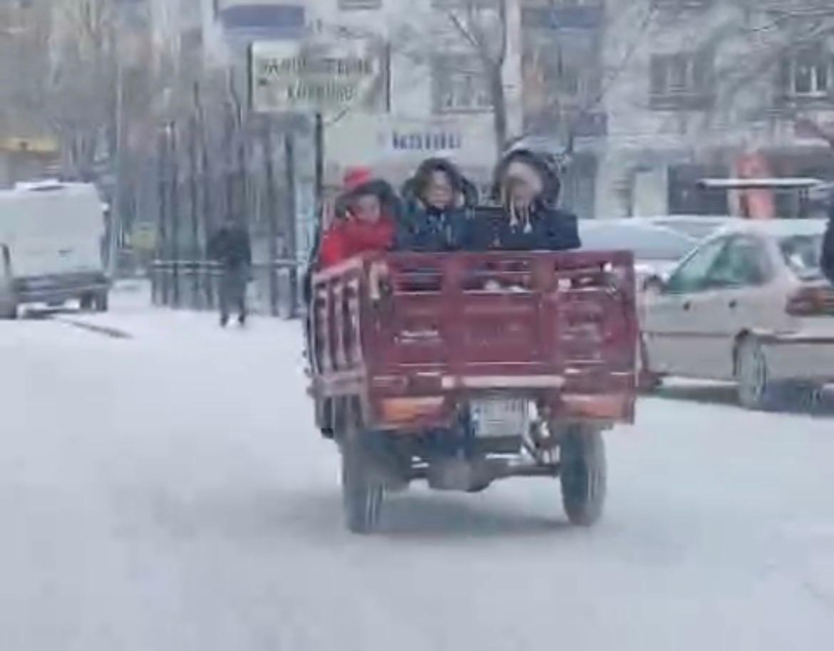 Kahramanmaraş’ta Tepki Çeken Görüntü! Elbistan’da Çocuklar Sepetli Araçla Taşındı2