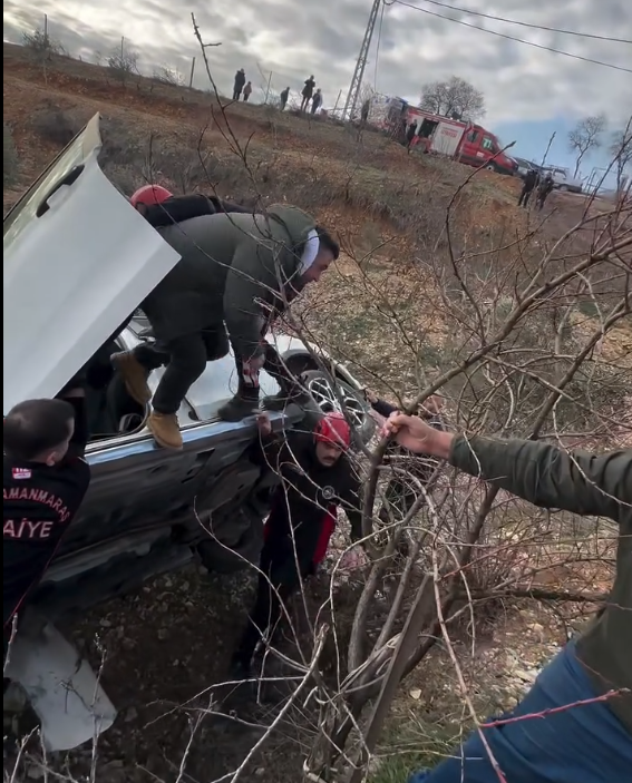 Kahramanmaraş’ta Trafik Kazası 4 Kişi Araçta Sıkıştı, Ekipler Kurtardı (2)