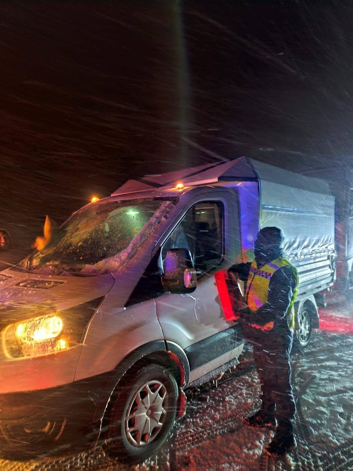 Kahramanmaraş’ta Yolda Kalanlara Jandarma Ve Kızılay’dan Yardım3