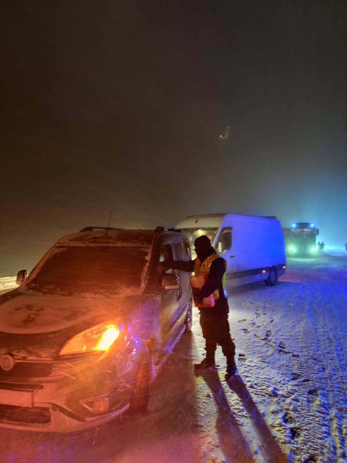 Kahramanmaraş’ta Yolda Kalanlara Jandarma Ve Kızılay’dan Yardım4