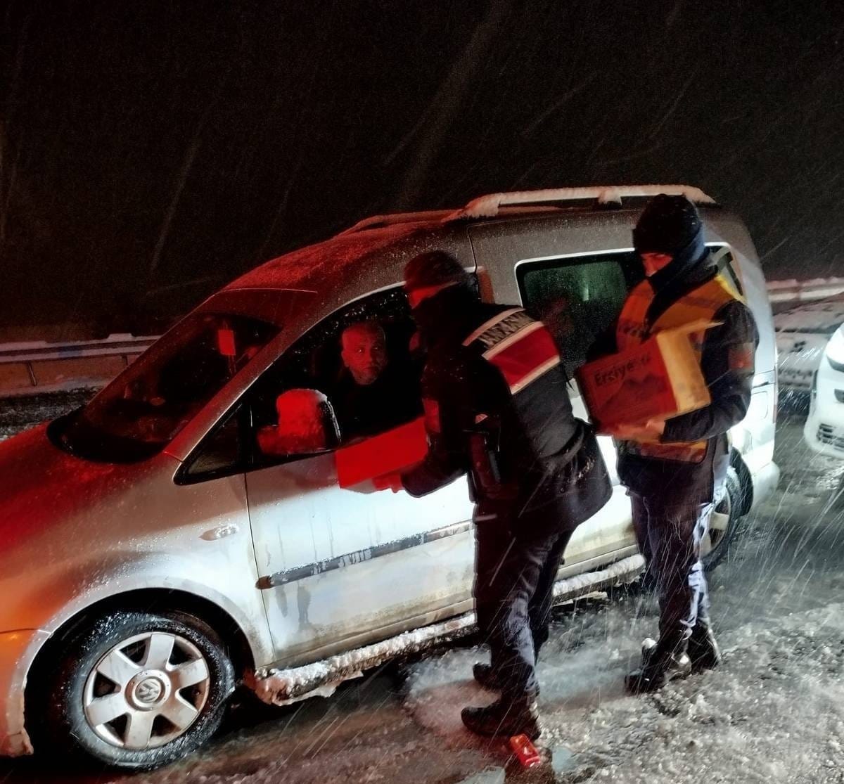 Kahramanmaraş’ta Yolda Kalanlara Jandarma Ve Kızılay’dan Yardım5