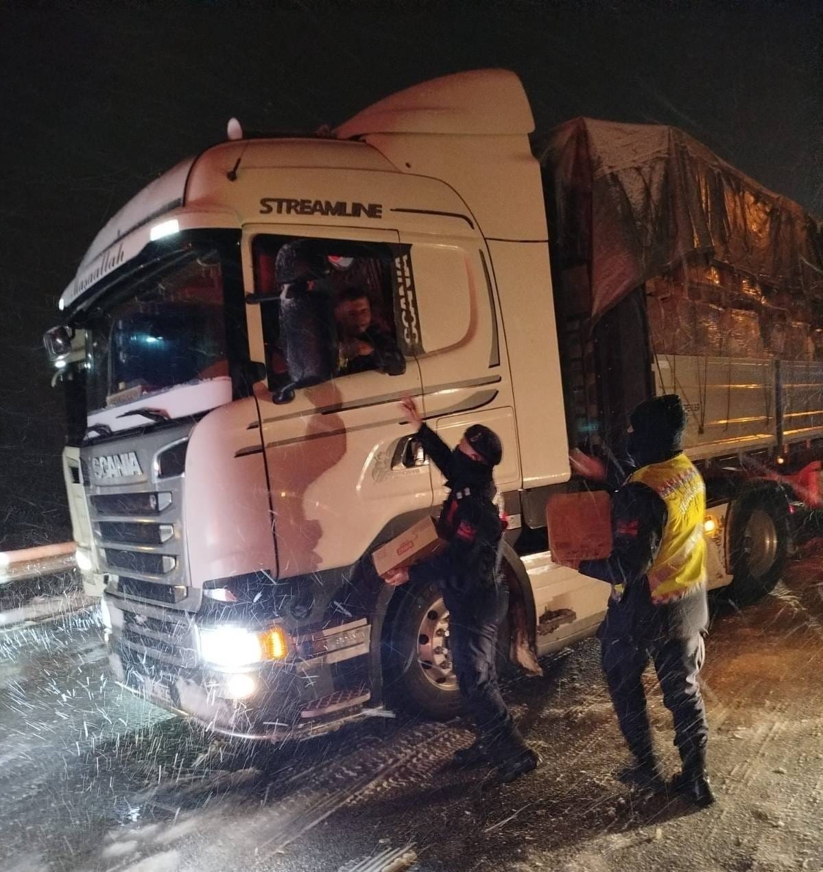 Kahramanmaraş’ta Yolda Kalanlara Jandarma Ve Kızılay’dan Yardım6