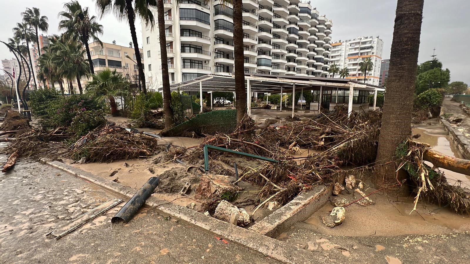 Mersin’de Selin Vurduğu Bölgeler Dronla Görüntülendi Yaya Köprüsü Yıkıldı (4)