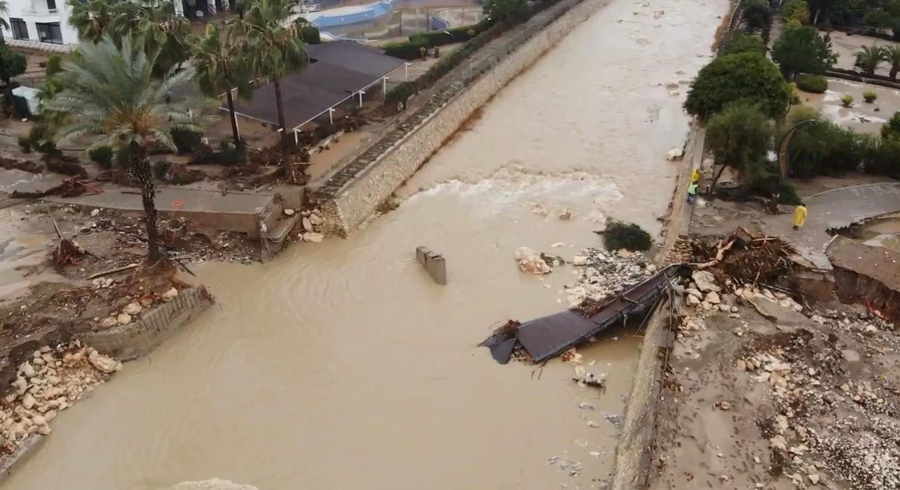 Mersin’de Selin Vurduğu Bölgeler Dronla Görüntülendi Yaya Köprüsü Yıkıldı (5)