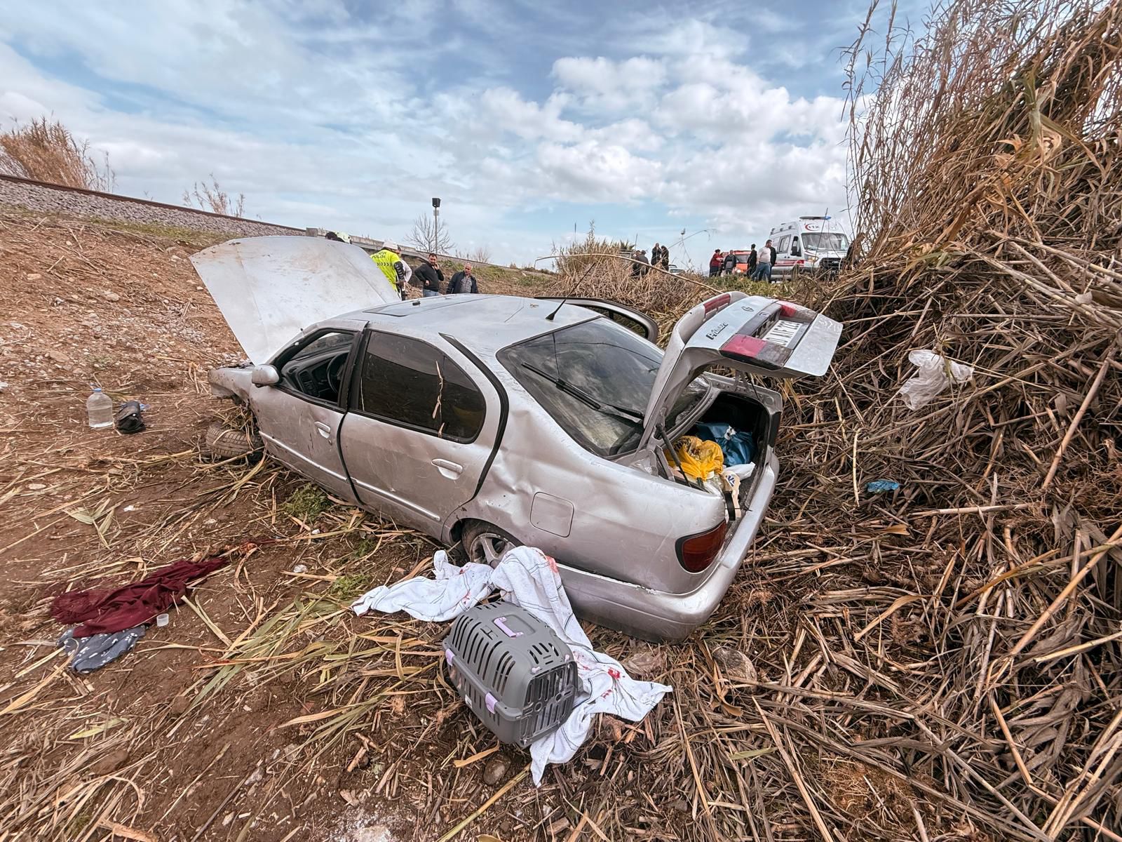 Nazilli’de Şarampole Devrilen Otomobilde 2 Kişi Ağır Yaralandı1