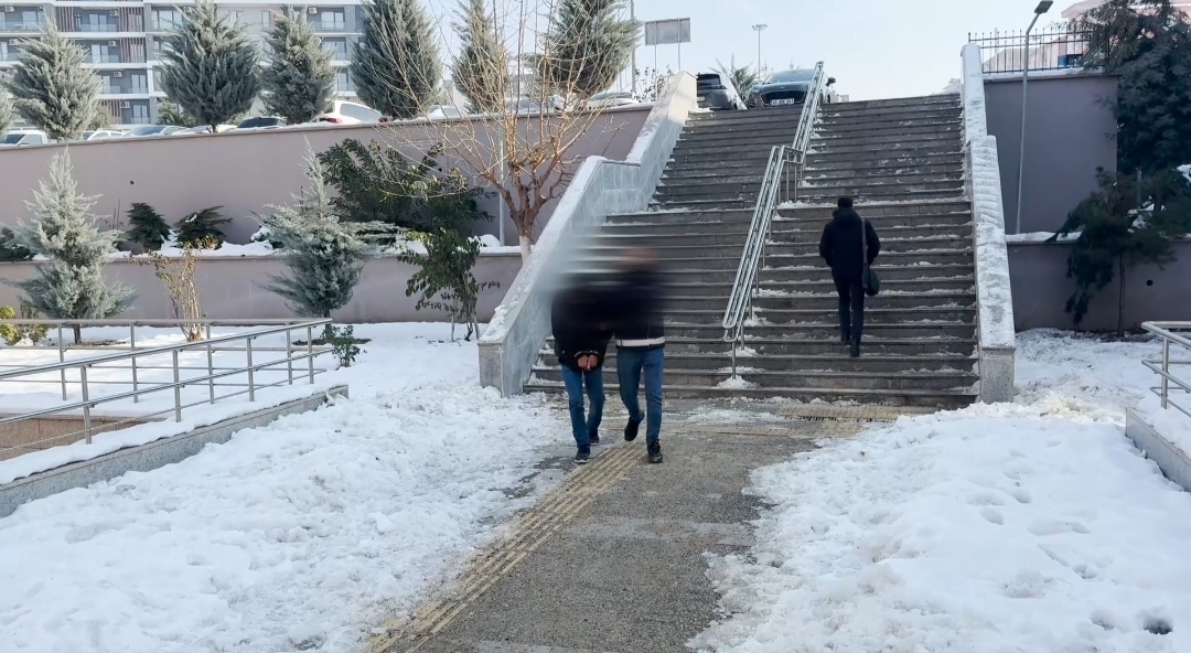 Şüpheli Yolcunun Midesinden 472 Gram Metamfetamin Çıktı (2)